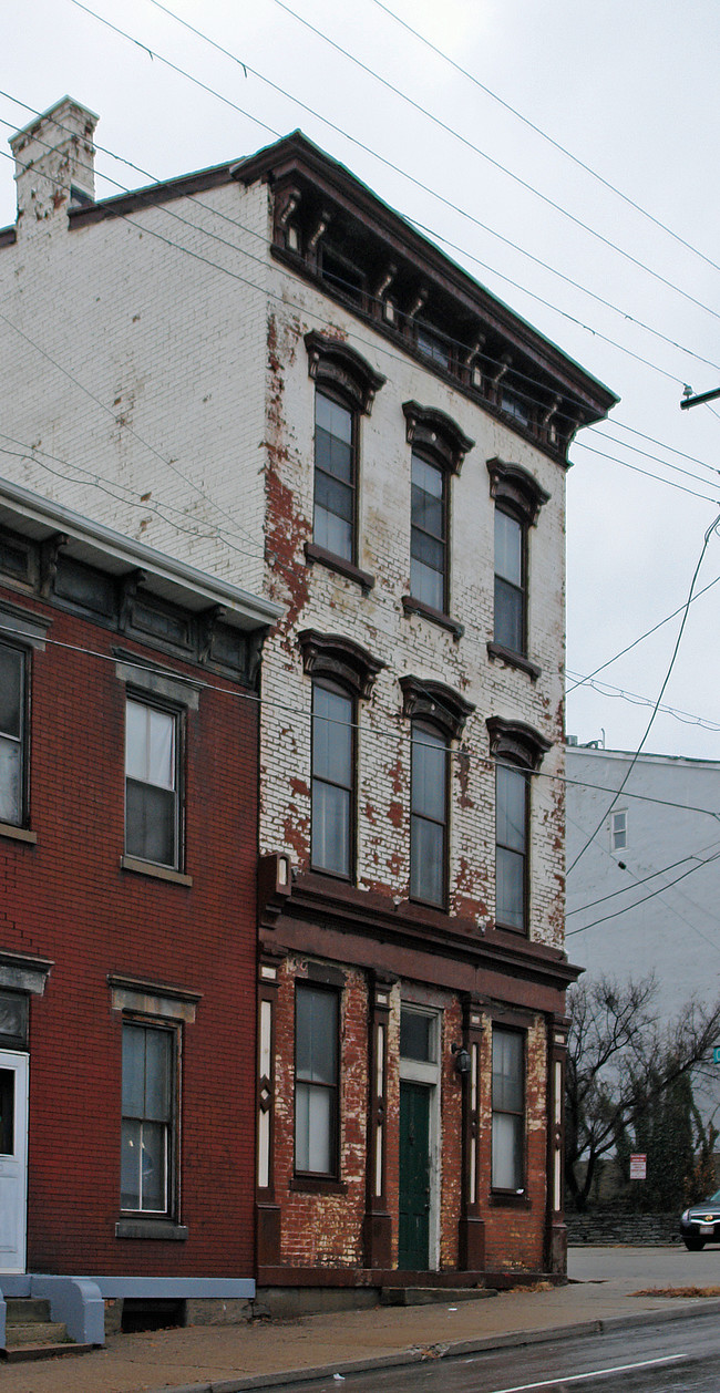 2419 Vine St in Cincinnati, OH - Foto de edificio - Building Photo