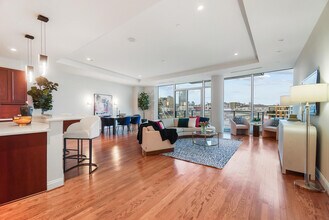 1 Roebling Wy in Covington, KY - Building Photo - Building Photo