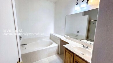 5655 E Sahara Ave in Las Vegas, NV - Building Photo - Building Photo