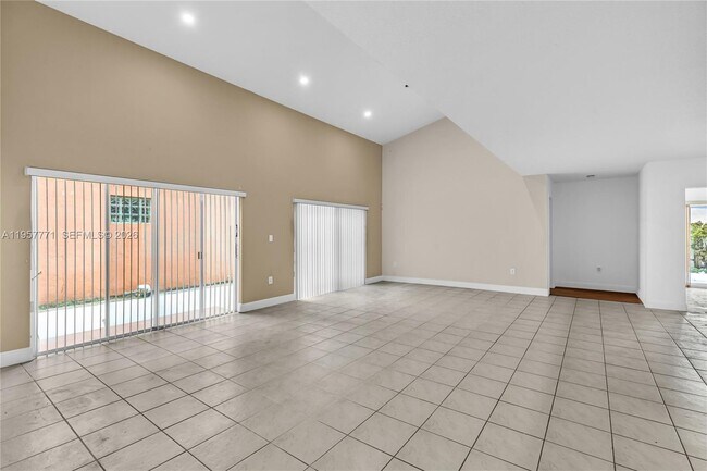 8211 NW 194th Terrace in Hialeah, FL - Foto de edificio - Building Photo