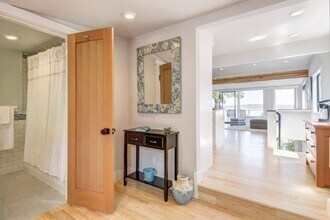 8232 SW Hawthorne Ln in Vashon, WA - Foto de edificio - Building Photo