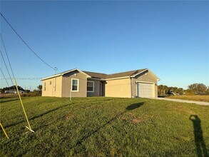 1025 Jupiter Lp in La Belle, FL - Building Photo - Building Photo