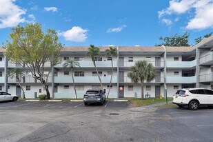 8351 Sands Point Blvd in Tamarac, FL - Building Photo