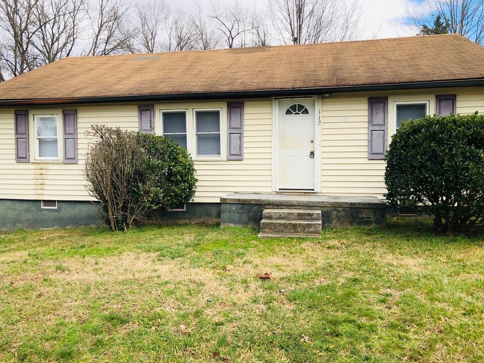 112 S New St in Eden, NC - Foto de edificio