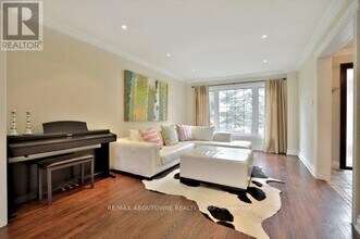 263 Princess Royal Ct in Oakville, ON - Building Photo - Building Photo