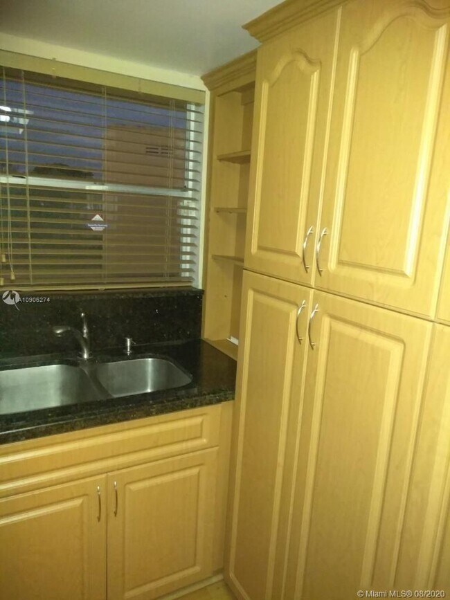 9359 Fontainebleau Blvd-Unit -F414 in Miami, FL - Building Photo - Building Photo