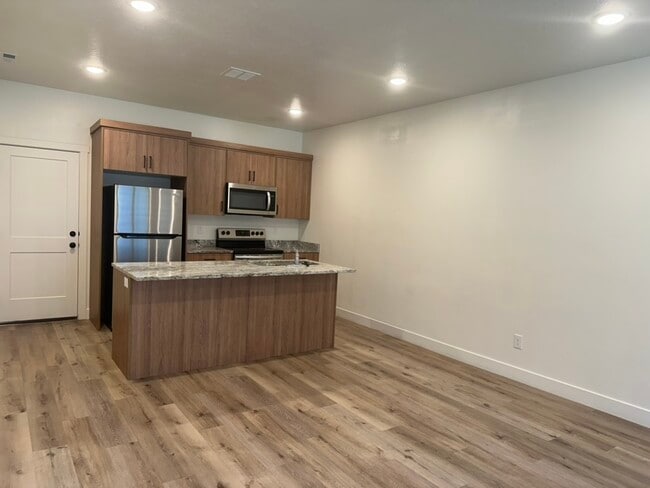 27 N Gateway Dr in Providence, UT - Building Photo - Building Photo