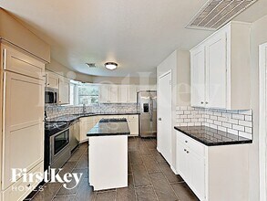 7451 Tunbury Ln in Houston, TX - Foto de edificio - Building Photo