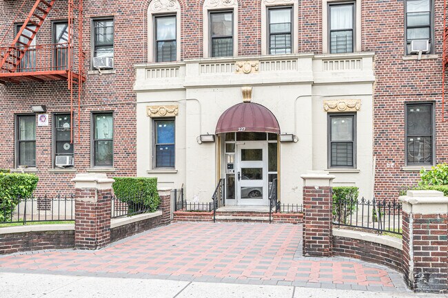 233 Linden Blvd in Brooklyn, NY - Building Photo - Building Photo