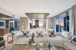 88 SW 7th St in Miami, FL - Building Photo