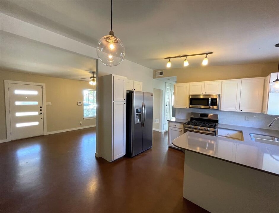 1806 Blue Crest Dr in Austin, TX - Building Photo