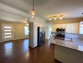 1806 Blue Crest Dr in Austin, TX - Foto de edificio - Building Photo