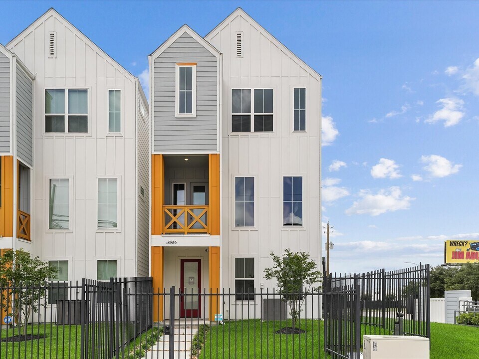 3903 Pinemont Dr in Houston, TX - Building Photo