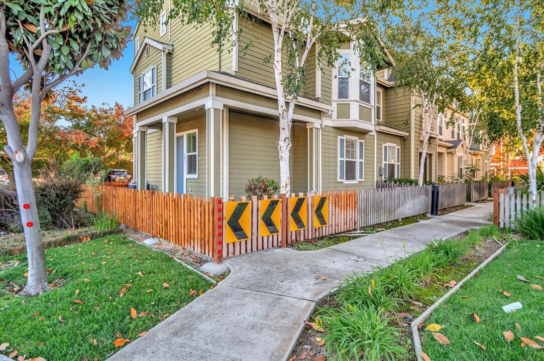581 Bridgeport Ter in Sunnyvale, CA - Building Photo