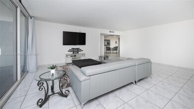 2030 S Ocean Dr in Hallandale Beach, FL - Building Photo - Building Photo
