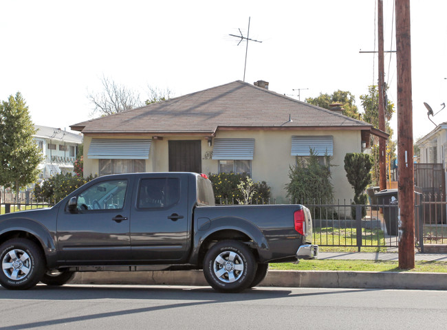 6810 Wilcox Ave in Bell, CA - Foto de edificio - Building Photo