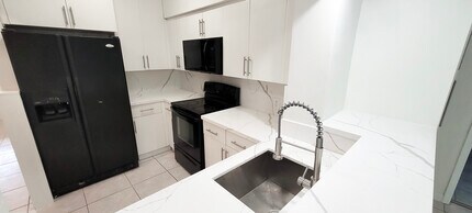 925 NE 122nd St in North Miami, FL - Building Photo - Building Photo