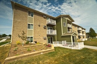 Seven Pines Apartments in Forest Lake, MN - Foto de edificio - Building Photo
