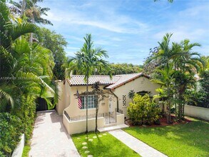 2413 N Greenway Dr in Coral Gables, FL - Building Photo - Building Photo