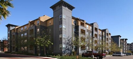 Tesoro Del Valle in Los Angeles, CA - Foto de edificio - Building Photo