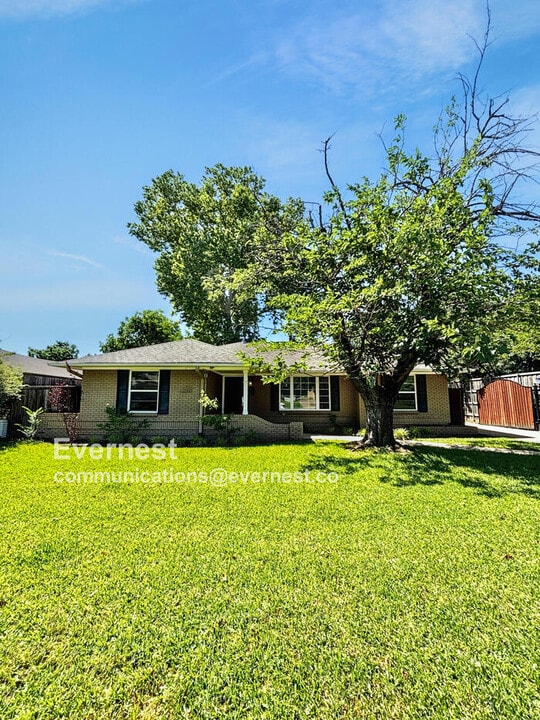 6226 Saratoga Cir in Dallas, TX - Building Photo