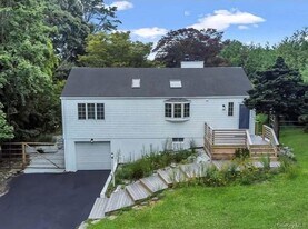 12 Ridge Ln in Hampton Bays, NY - Building Photo