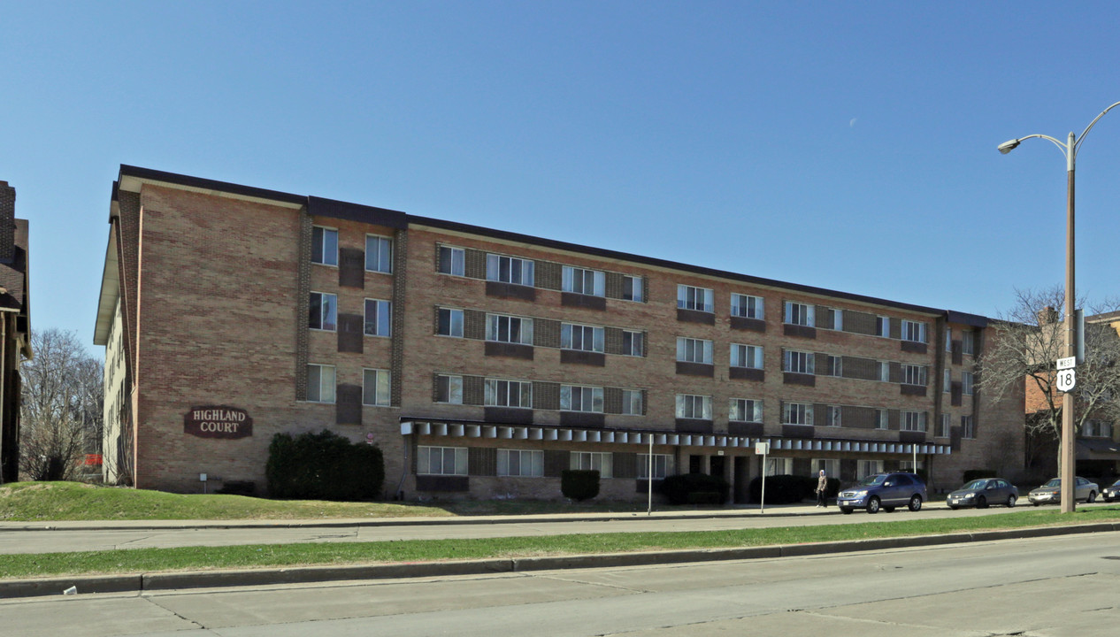 Highland Court in Milwaukee, WI - Building Photo