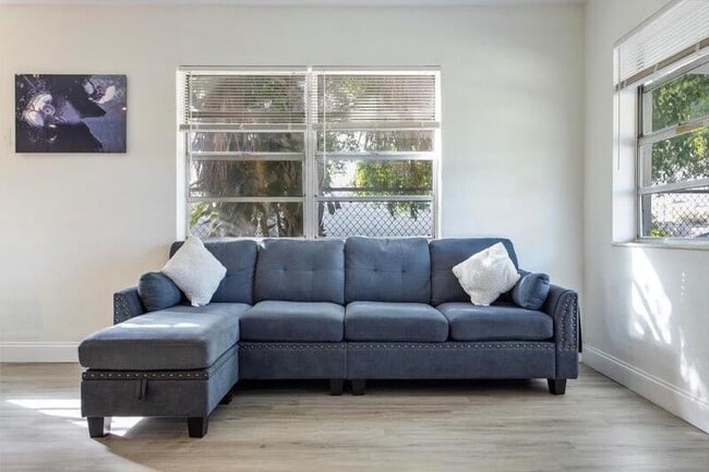 113 Phippen Waiters Rd in Dania Beach, FL - Building Photo - Building Photo