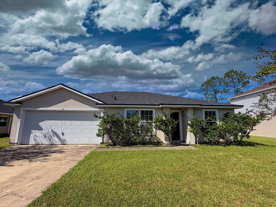 18 Roxbury Ln in Palm Coast, FL - Building Photo
