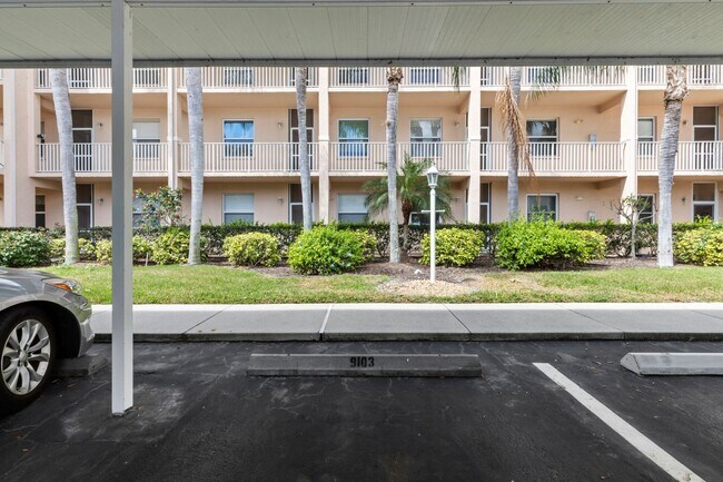 8750 Olde Hickory Ave in Sarasota, FL - Building Photo - Building Photo