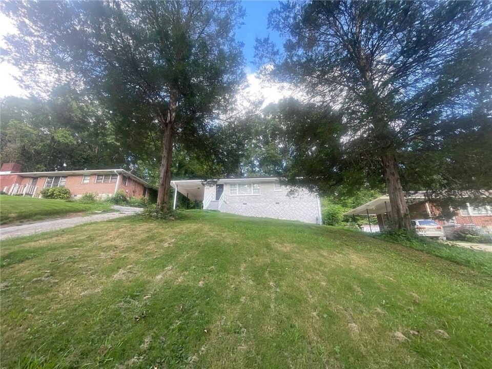 4555 Hillpine Rd in Forest Park, GA - Building Photo