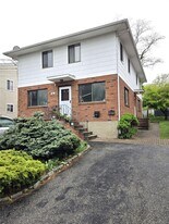 31 Hickory Rd in Port Washington, NY - Building Photo