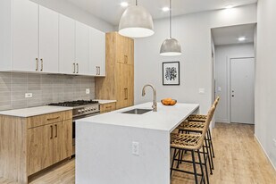 The West End Club in Chicago, IL - Building Photo