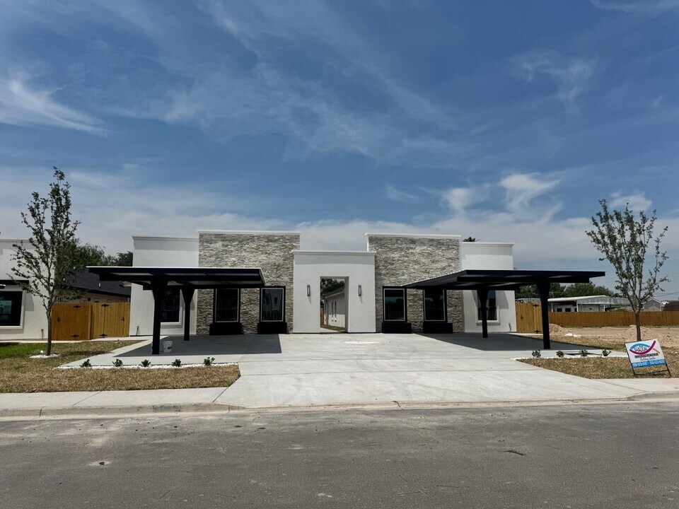 2111 Dragonfly St, Unit 1 in Mission, TX - Building Photo