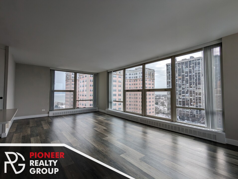 5556 N Sheridan Rd, Unit #5600-015D in Chicago, IL - Building Photo