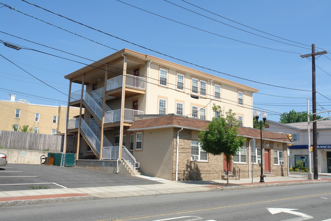 157 Hall Ave in Perth Amboy, NJ - Foto de edificio - Building Photo