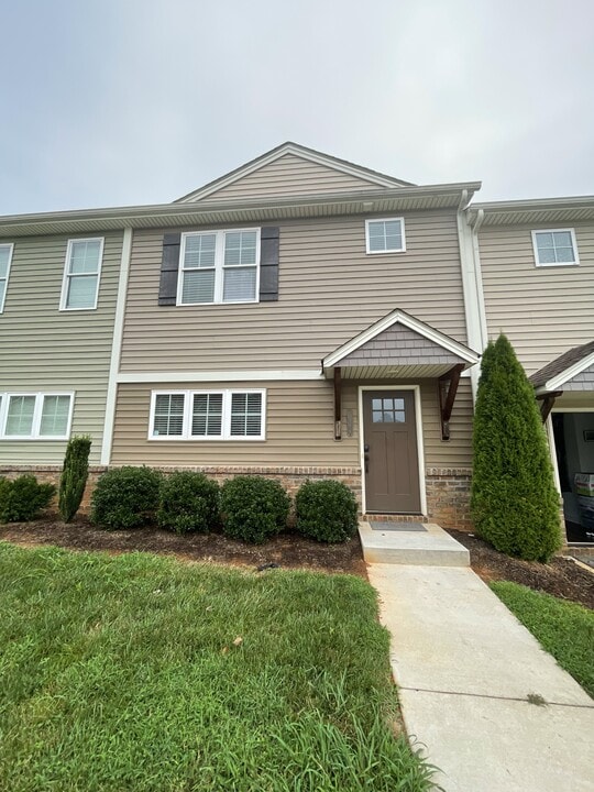 1186 Commonwealth Cir in Forest, VA - Building Photo
