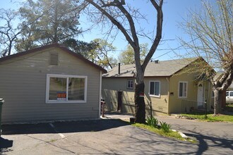 13855 Lakeshore Dr in Clearlake, CA - Foto de edificio - Building Photo