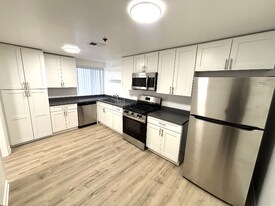 555 Oak St in Glendale, CA - Building Photo