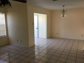100 Aurora St in Laredo, TX - Building Photo - Building Photo