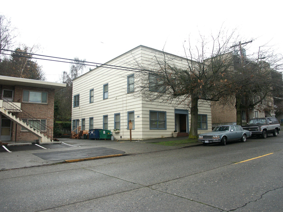 7118 California Ave SW in Seattle, WA - Building Photo