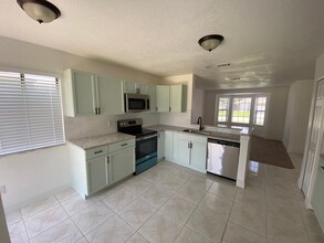 198 N Lake Ct in Kissimmee, FL - Foto de edificio - Building Photo