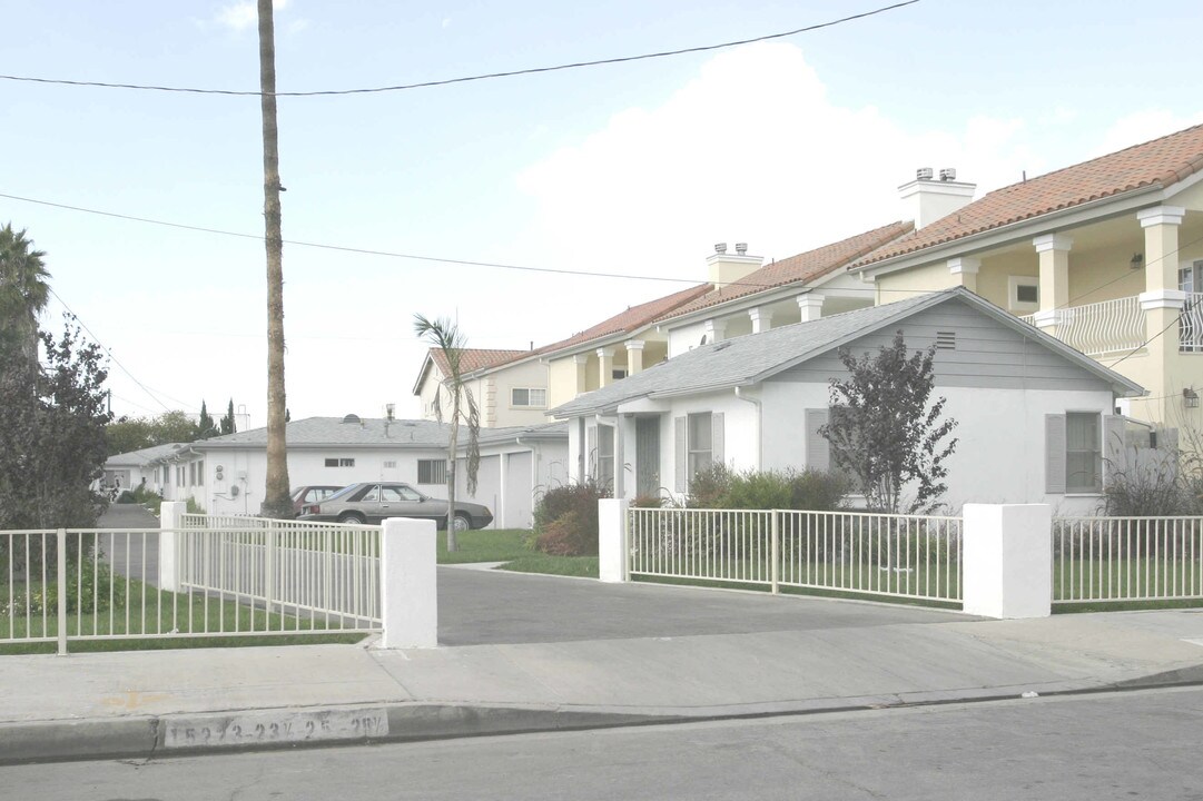 15221-15225 1/2 Larch Ave in Lawndale, CA - Building Photo