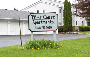 West Court Apartments in Elkhorn, WI - Foto de edificio - Building Photo