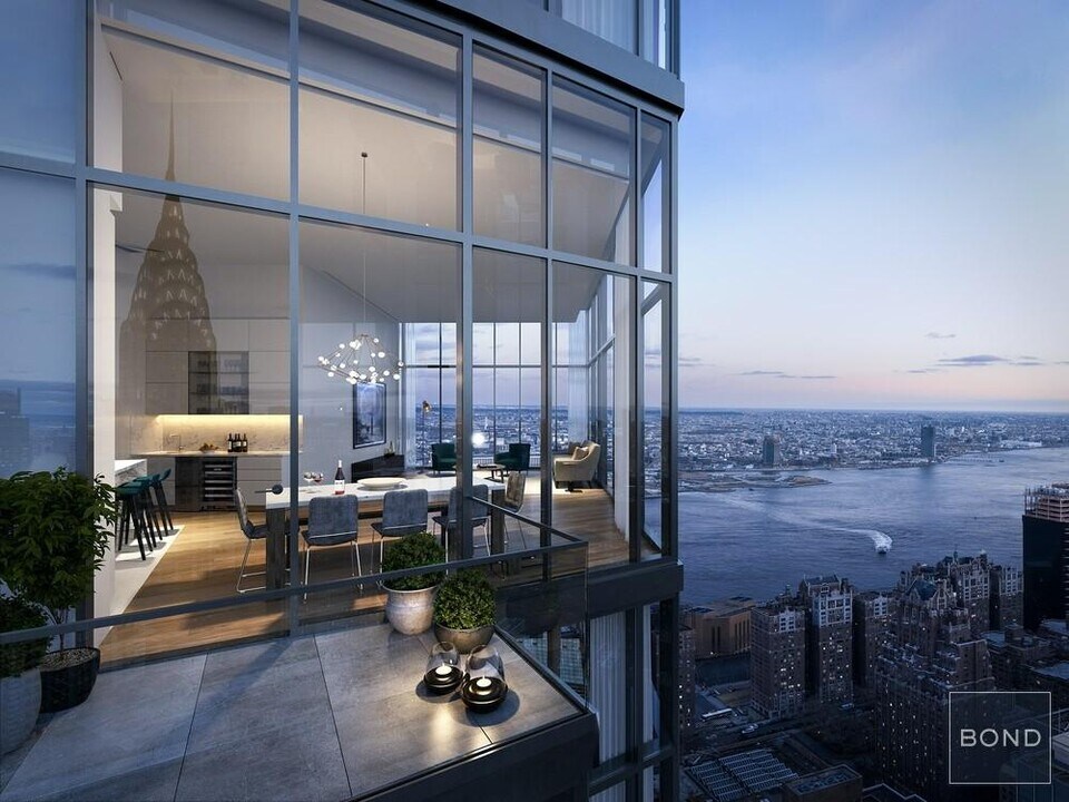 222 E 44th St in New York, NY - Building Photo
