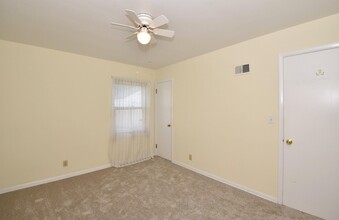 554 Robertson St in Wauwatosa, WI - Building Photo - Building Photo