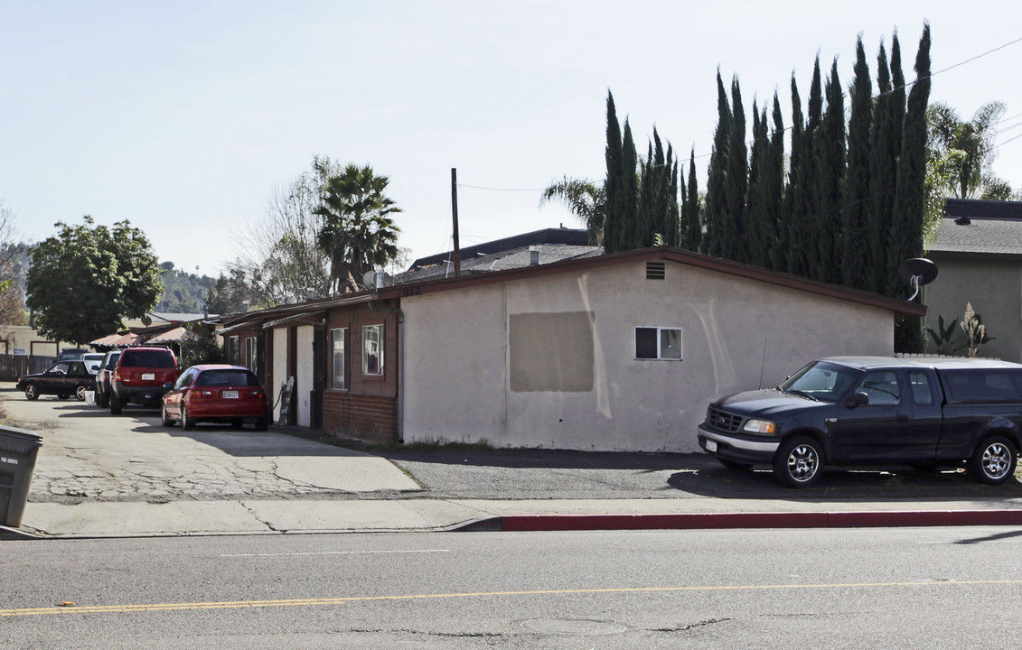 917-925 E Washington Ave in Escondido, CA - Building Photo