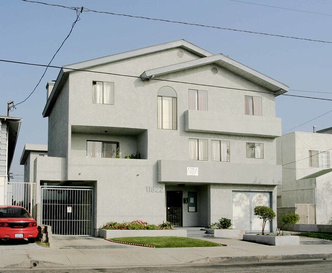 11822 Acacia Ave in Hawthorne, CA - Foto de edificio - Building Photo