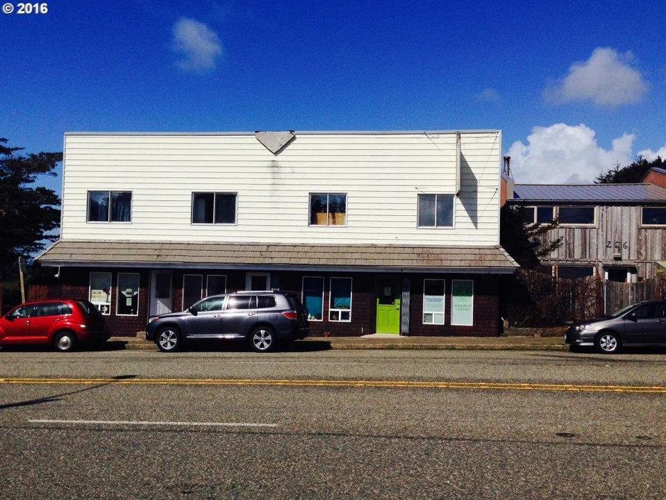 264 6th St in Port Orford, OR - Building Photo