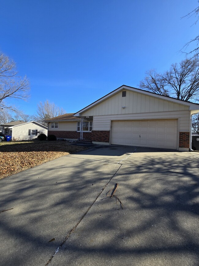 1005 Leone Ave in Sedalia, MO - Building Photo - Building Photo